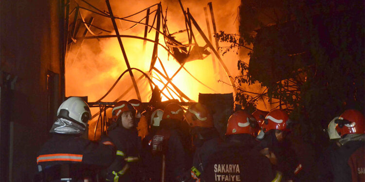 Sakarya'da kauçuk fabrikasında yangın