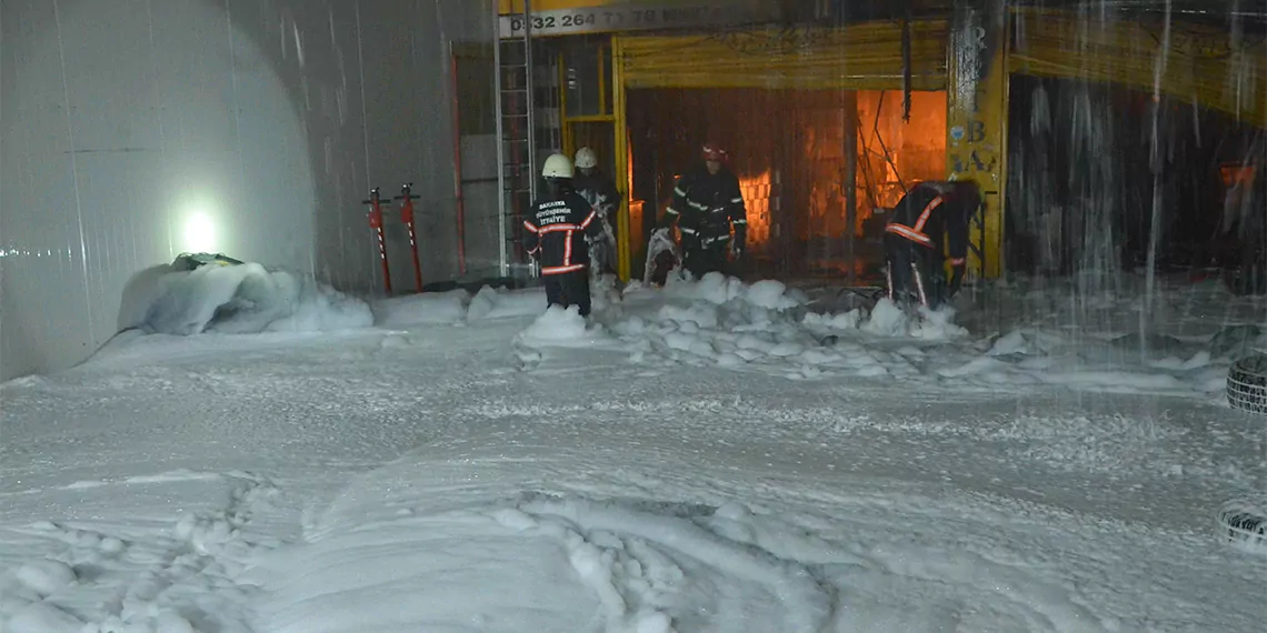 Sakarya'da kauçuk fabrikasında yangın