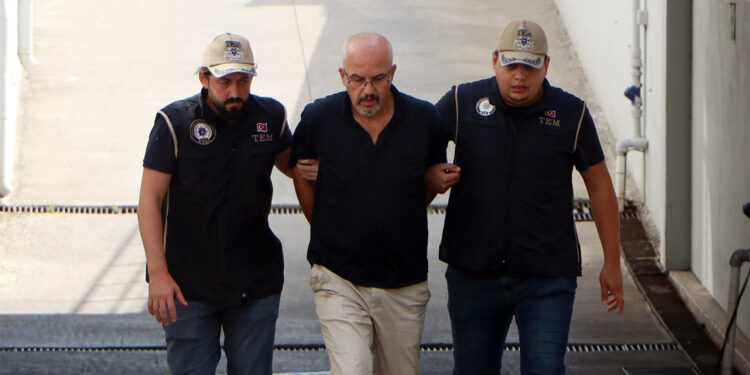 FETÖ hükümlüsü jeoloji mühendisi saklandığı evde yakalandı