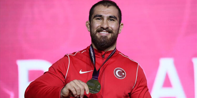 Feyzullah Aktürk dünya üçüncüsü oldu