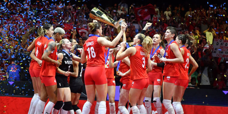 100. yılın Atatürk'ün Cumhuriyetçi onurlu ve gururlu kadınları