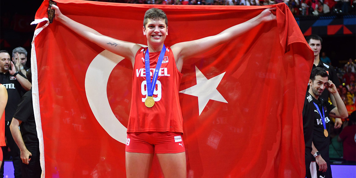 100. yılın Atatürk'ün Cumhuriyetçi onurlu ve gururlu kadınları