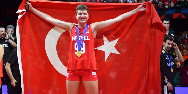 Türk bayraklarıyla şampiyonluk coşkusu