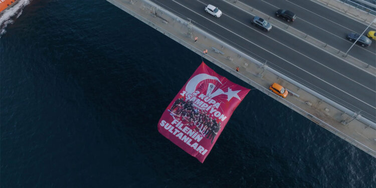 A Milli Kadın Voleybol Takımı'nın bayrağı köprüye asıldı