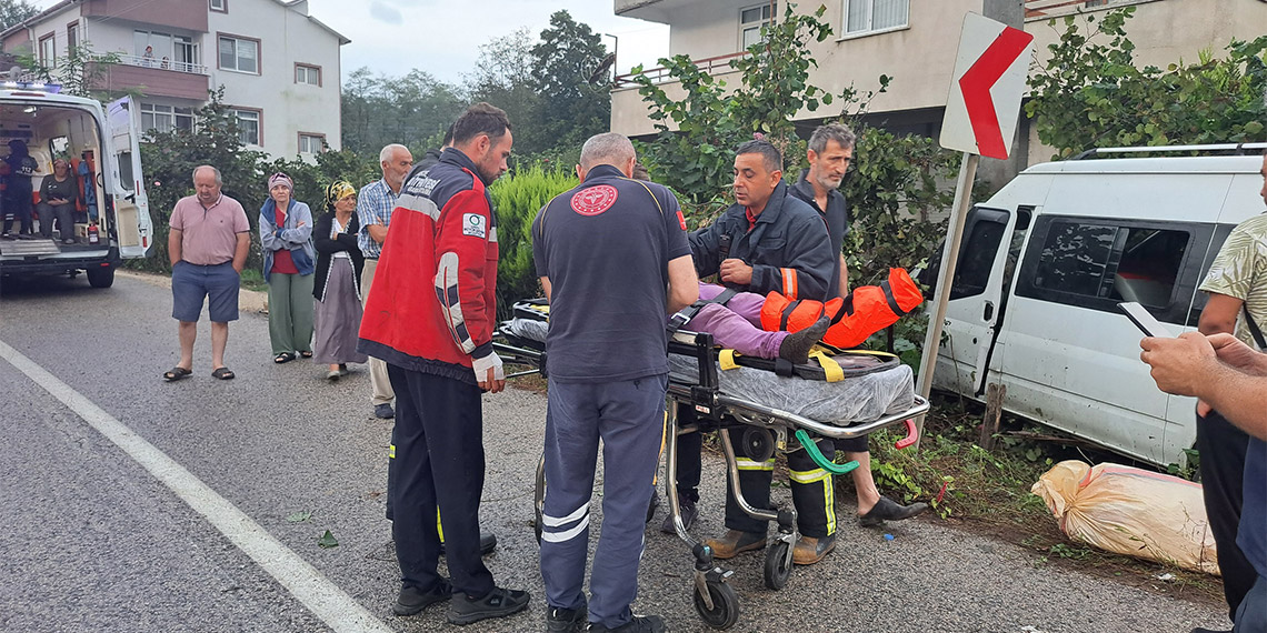 Fındık işçilerini taşıyan minibüs direğe çarptı; 17 yaralı