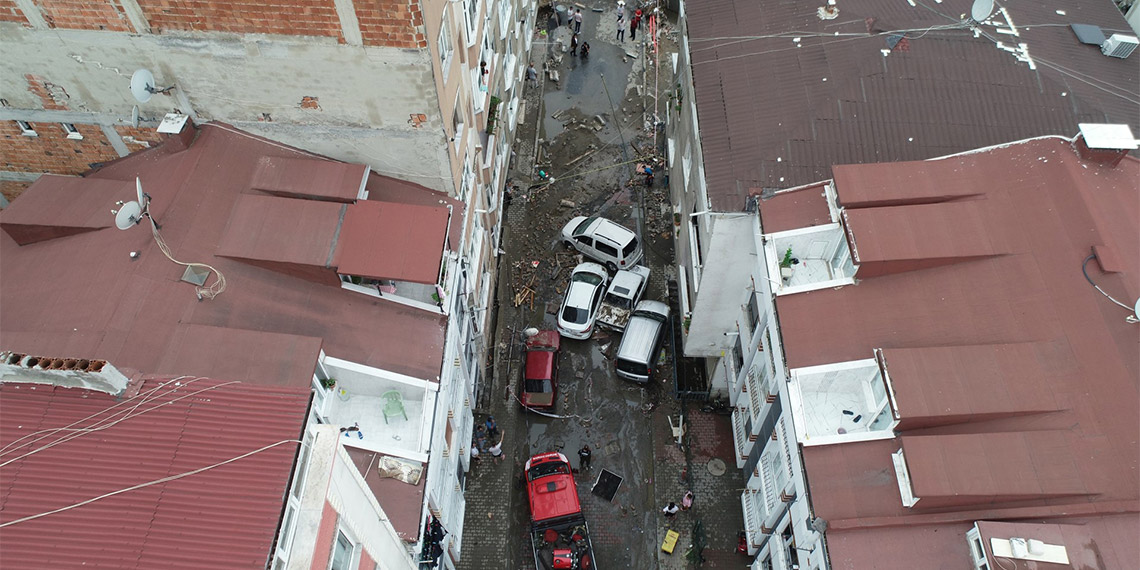 İçişleri Bakanı Ali Yerlikaya, İstanbul'da selden etkilenen ailelere hane başına 15 bin TL yardım ödemesi yapılacağını duyurdu.