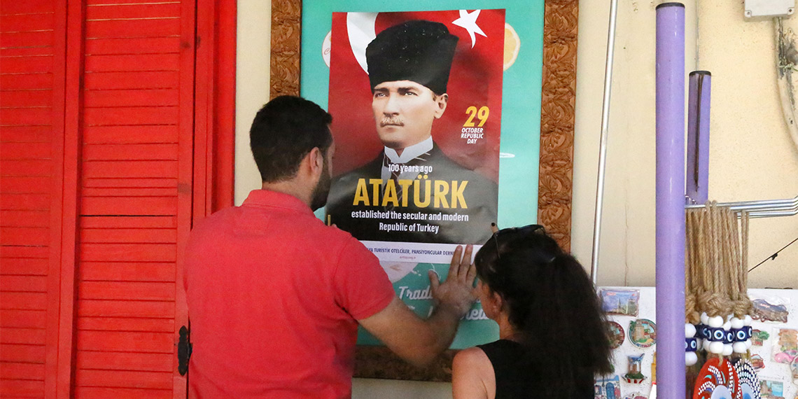Fransa'da Historia Dergisi'nin, '100 yıl önce Atatürk modern ve laik Türkiye Cumhuriyeti'ni kurdu' yazılı kapağını Paris'te sokaklarda asılı gören Antalya Turistik Otelciler ve Pansiyoncular Derneği (ANTOPD) Başkanı Alp Özel, posterden baskı yaptırıp Kaleiçi'ndeki tüm otel ve tesislere dağıttı.
