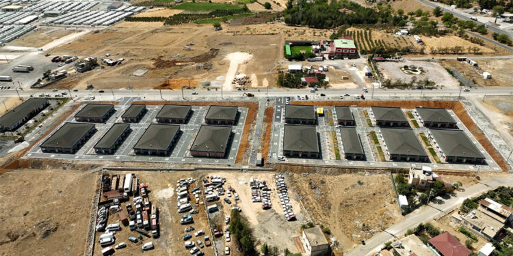 Depremzede esnafa iş yerlerinin anahtarları teslim edildi