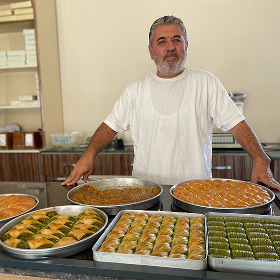 Depremzede esnafa iş yerlerinin anahtarları teslim edildi
