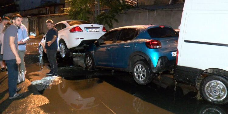 Park halindeki çok sayıdaki araç sele kapıldı