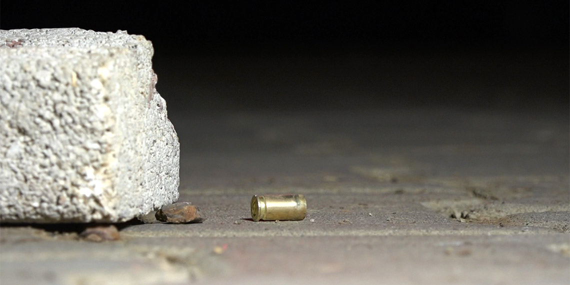 Bursa'da gece kulübü işletmecisi Bülent Karakuş (43) otoparktaki aracına giderken yanına yaklaşan otomobilden inen bir kişi tarafından önce darbedildi, ardından tabanca ile başından vuruldu.