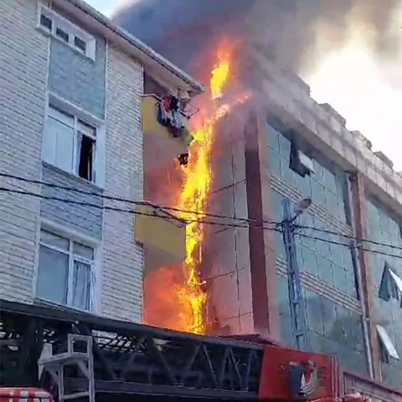 Ataşehir'de 5 katlı binada yangın çıktı. Olay yerine çok sayıda itfaiye ekibi sevk edildi. İtfaiye ekiplerinin yangına müdahalesi sürüyor.  