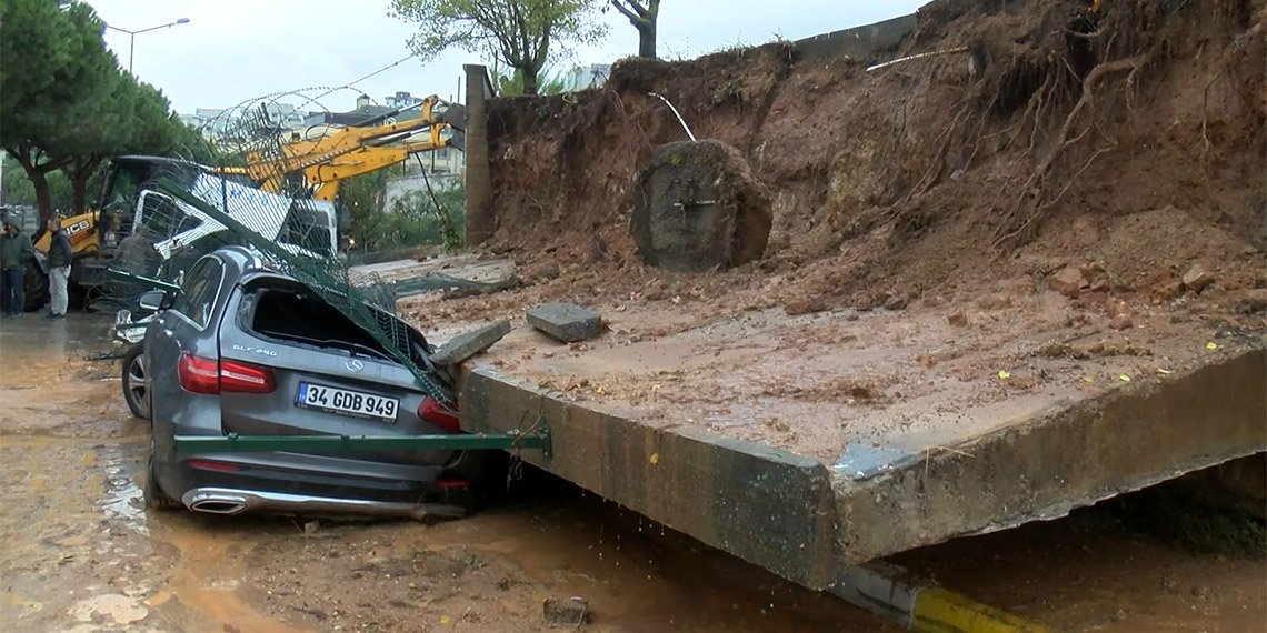 Kuvvetli yağışla birlikte Pendik'te istinat duvarı araçların üzerine çöktü. İşçi servisinde sıkışan 5 kişiden 4'ü kurtarılırken bir kişiyi kurtarmak için çalışmalar sürüyor.