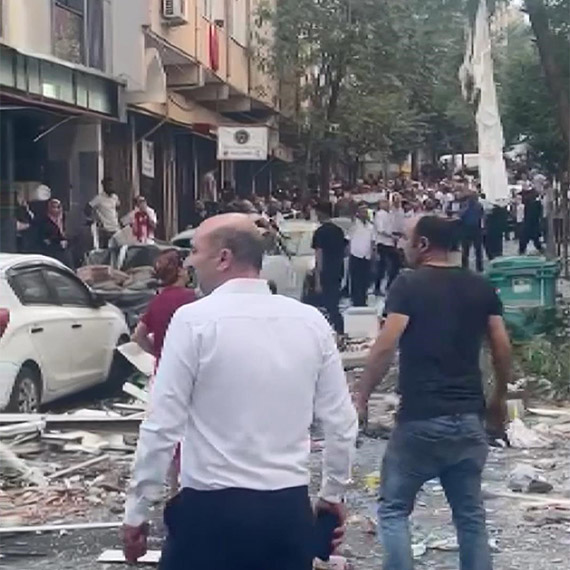 Şirinevler'de binada patlama meydana geldi. Bahçelievler Şirinevler mahallesinde saat 15.00 sıralarında bir binada patlama meydana geldi.