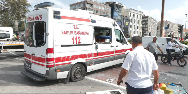 Vatan Caddesi'nde ambulans kazası