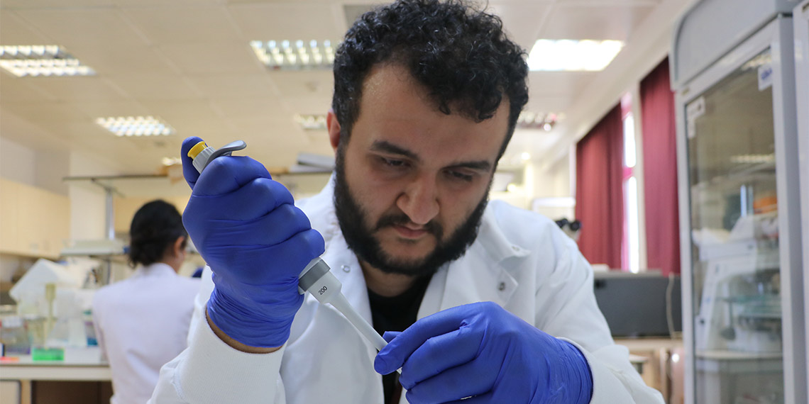 Hacettepe Üniversitesi Kanser Enstitüsünce, kemoterapi ilaçlarının yan etkilerinin azaltılması ve etkinliğinin artırılması için kanser dokusunu hedefleyen küçük protein parçacıkları geliştirildi.