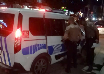Halk otobüsünde döner bıçaklı küfür kavgası; 1 yaralı