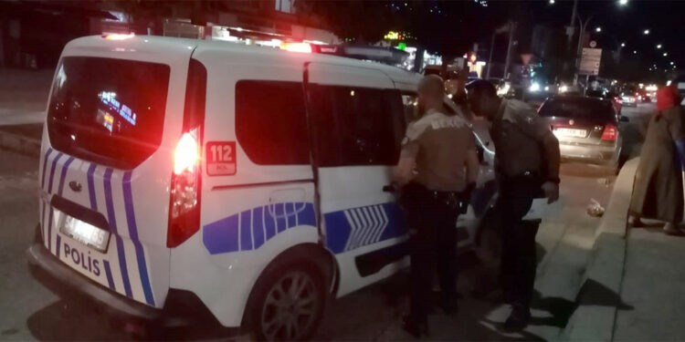 Halk otobüsünde döner bıçaklı küfür kavgası; 1 yaralı