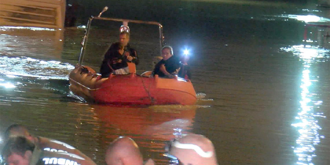 Halkalı Gümrüğü'nü su bastı; 68 kişi botlarla kurtarıldı