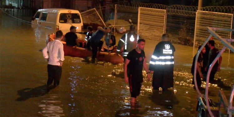 Halkalı Gümrüğü'nü su bastı; 68 kişi botlarla kurtarıldı