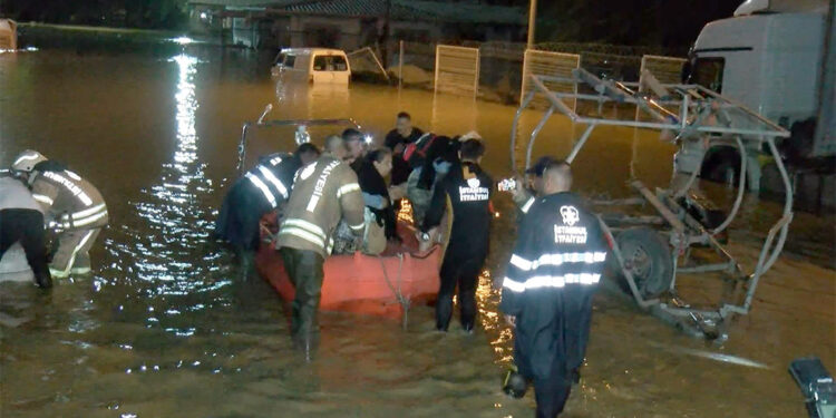 Sel nedeniyle 2 kişi hayatını kaybetti, 12 kişi yaralandı