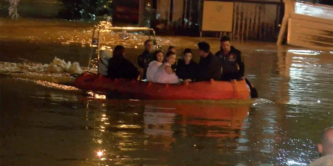 İstanbul'da dün akşam etkili olan sağanak yağışla ilgili i̇stanbul valiliği açıklama yaptı. Sel nedeniyle 2 kişi hayatını kaybetti, 12 kişi yaralandı.