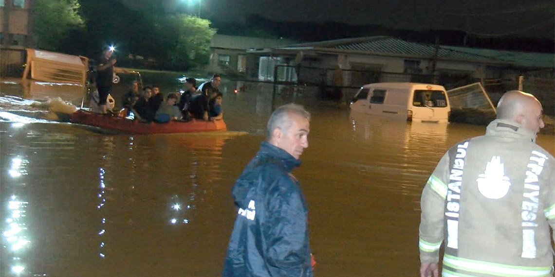 İstanbul'da etkili olan sağanak yağış sırasında Halkalı Gümrüğü'nü su bastı, kafenin çatısında mahsur kalan 68 kişi botlarla kurtarıldı.