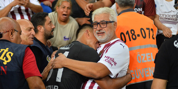 Hataysporlu Oğuzhan Matur galibiyeti babasına sarılarak kutladı