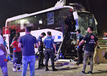 Havalimanına yolcu taşıyan midibüs direğe çarptı