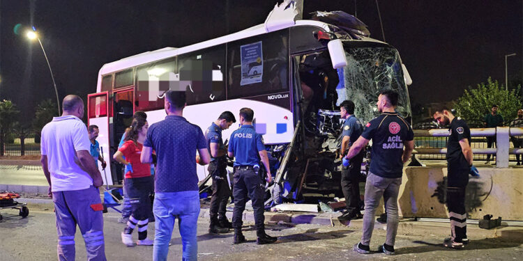 Havalimanına yolcu taşıyan midibüs direğe çarptı