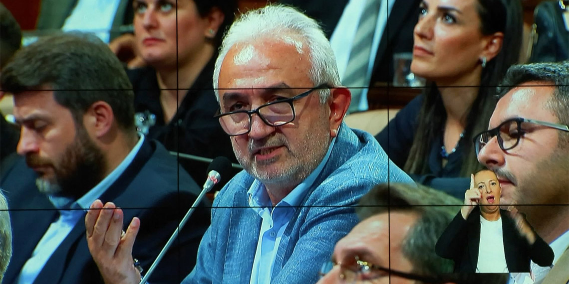 İstanbul Büyükşehir Belediyesi (İBB) Eylül ayı ikinci oturumu gerçekleştirildi. Mecliste Kemal Deniz Bozkurt ve İBB İmar ve Bayındırlık Komisyonu Başkanı arasında cami tartışması yaşandı.