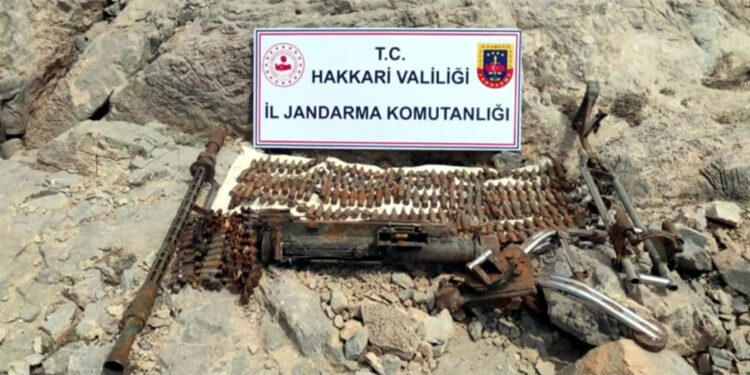 Hakkari kırsalında çok sayıda silah ve mühimmat ele geçirildi