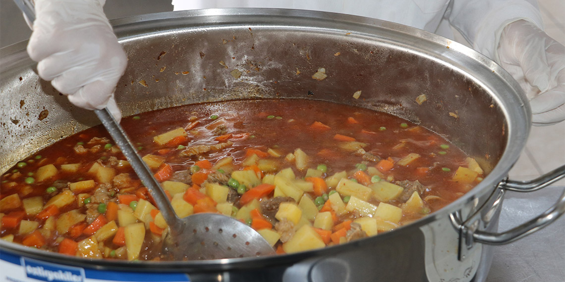 İhalelerin kalkmasıyla firmaların karı, öğrencilerin yemeğine de yansıdı. Hem menüdeki çeşit sayısı arttı hem de daha sağlıklı yemekler üretilmeye başladı.