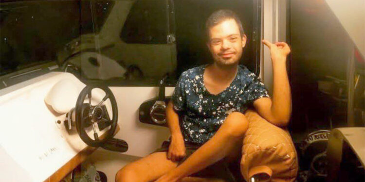 İzmir'in Karaburun ilçesinde, ailesinin kayıp başvurusunda bulunduğu down sendromlu Durukan Hamamcı'nın (30) iki gün süren aramalar sonucunda ormanlık alanda cesedi bulundu. 