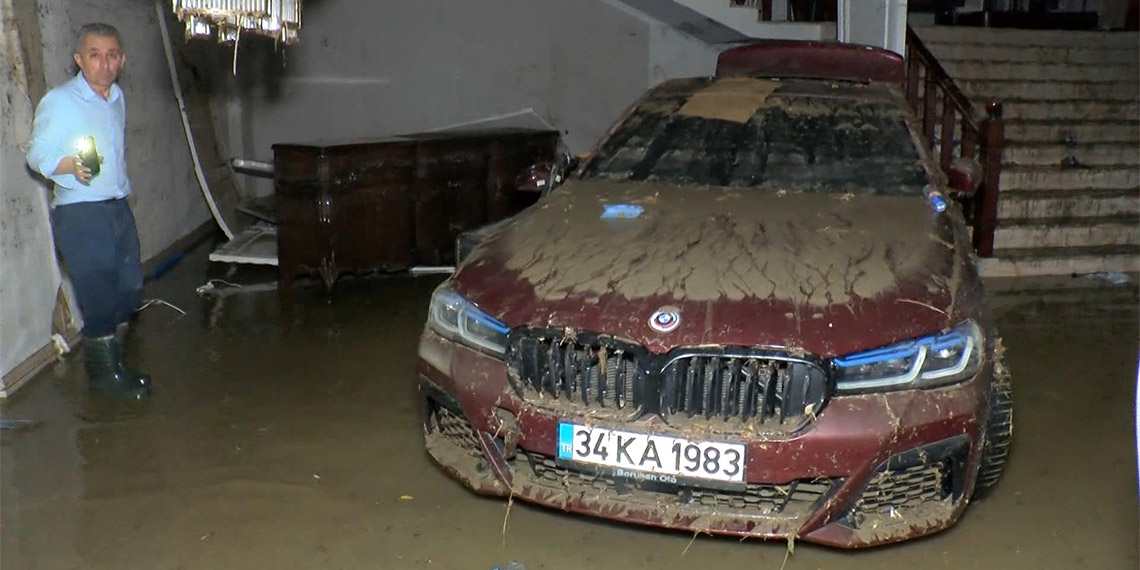 İstanbul'da akşam saatlerinde etkili olan sağanak yağış nedeniyle İkitelli'deki mobilyacılar sitesini su bastı. Kısa sürede oluşan sele kapılan araçlar mağazalara girerken, mobilyalar tanınmaz hale geldi.