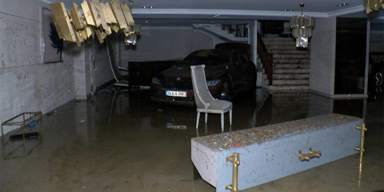 İkitelli'deki mobilyacılar sitesindeki mobilyalar tanınmaz hale geldi