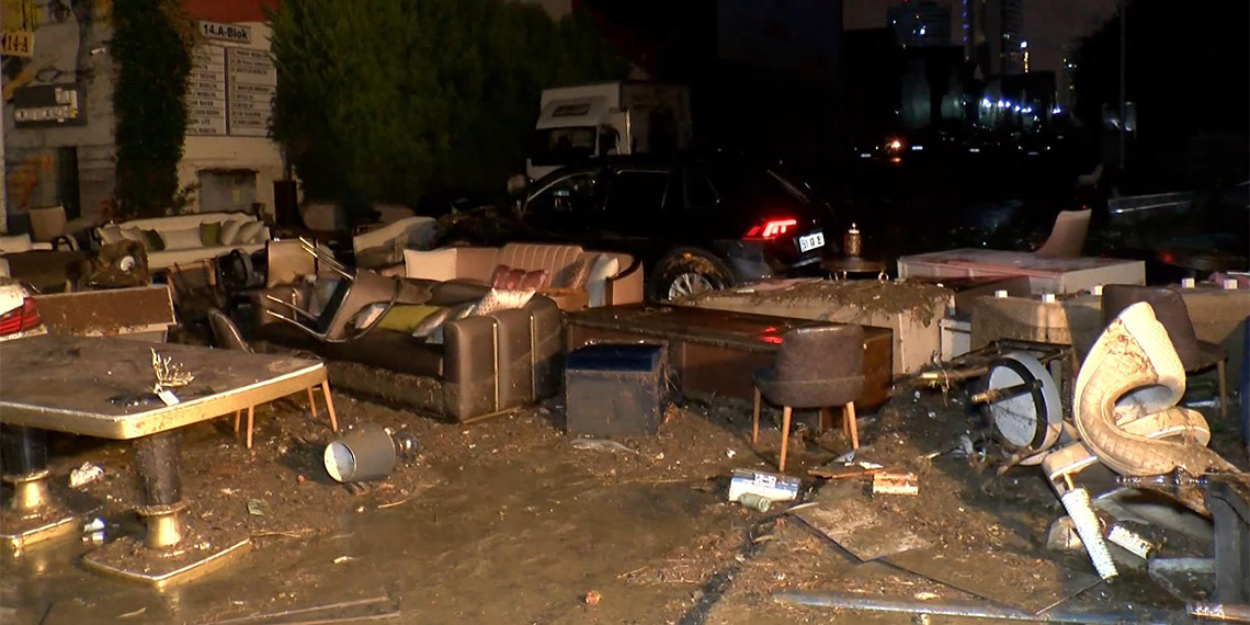 İçişleri Bakanı Ali Yerlikaya İstanbul'u vuran sel felaketi sonrası Arnavutköy Kaymakamlığı'nda İstanbul Valisi Davut Gül ve diğer yetkililerle buluşarak bilgilendirme toplantısı gerçekleştirdi.