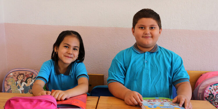 ilkokul öğrencisi dayı-yeğen, aynı sınıfta eğitim görüyor