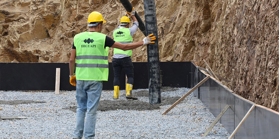 İstanbul Büyükşehir Belediye (İBB) Başkanı Ekrem İmamoğlu, Sultangazi'deki törene katılımın azlığından şikayet etti, CHP Sultangazi İlçe Başkanı Kemal Avseren'e, "Sen kendi üyene burada büyükşehir belediyesinin temelini duyurmuyorsan, rezillik" diyerek tepki gösterdi.