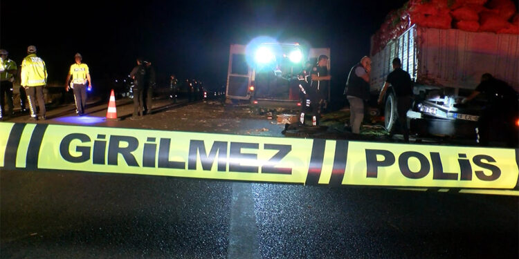 Otoyolda kaza; dinamit yüklü kamyon devrildi