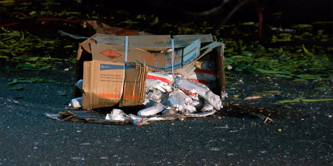 Otoyolda kaza; dinamit yüklü kamyon devrildi