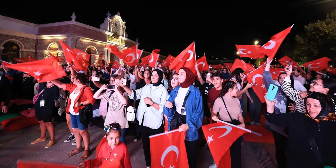 Istanbulda turk bayraklari ile sampiyonluk coskusu vali gul o heyecana ortak oldu 2938 dhaphoto6 - öne çıkan - haberton