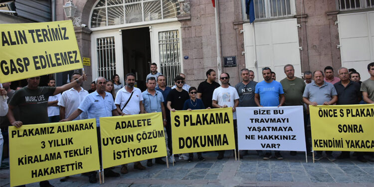 İzmir'de 'S plaka' sahiplerinden eylem