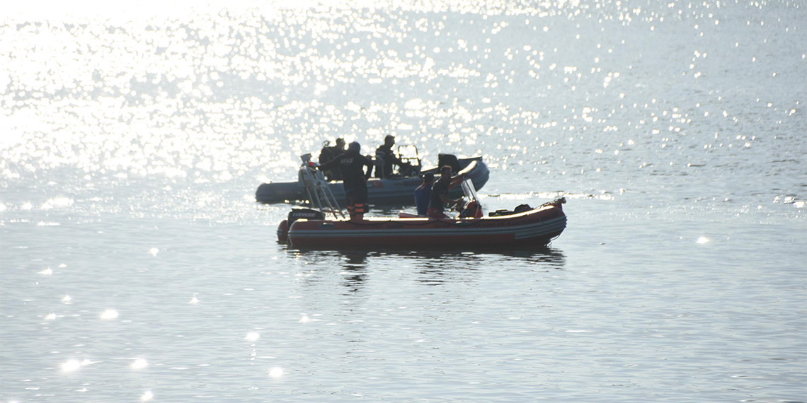 İzmir Menderes'in Keler Mahallesi yakınlarındaki orman yangınında 2'nci gün; baraja düşen helikopterdeki 3 mürettebat aranıyor.