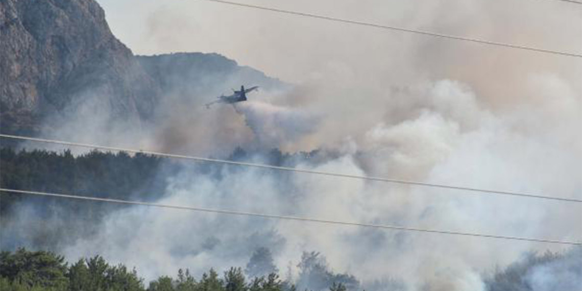 Baraja düşen helikopterdeki 3 mürettebat aranıyor