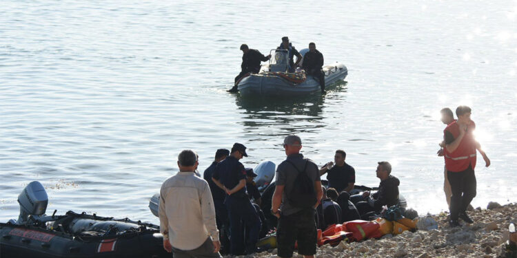 Baraja düşen helikopterdeki 3 mürettebat aranıyor