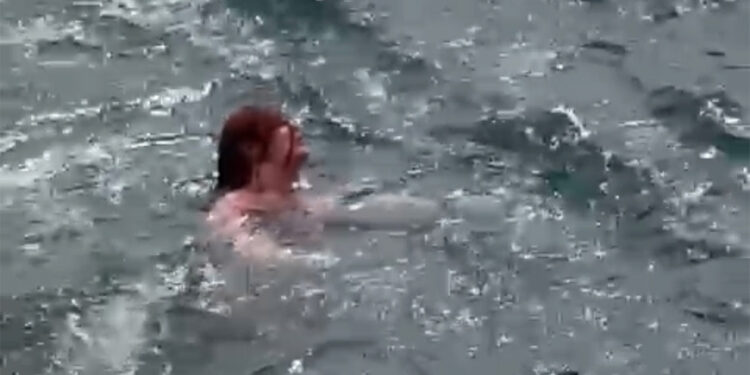 Vapurdan denize düşen yolcu kurtarıldı