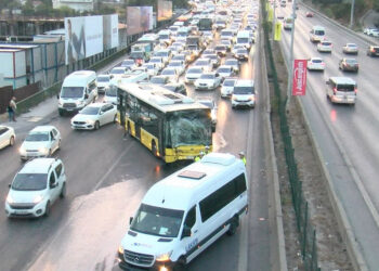 İki İETT otobüsü trafiği felç etti