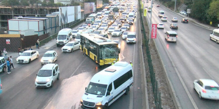 İki İETT otobüsü trafiği felç etti