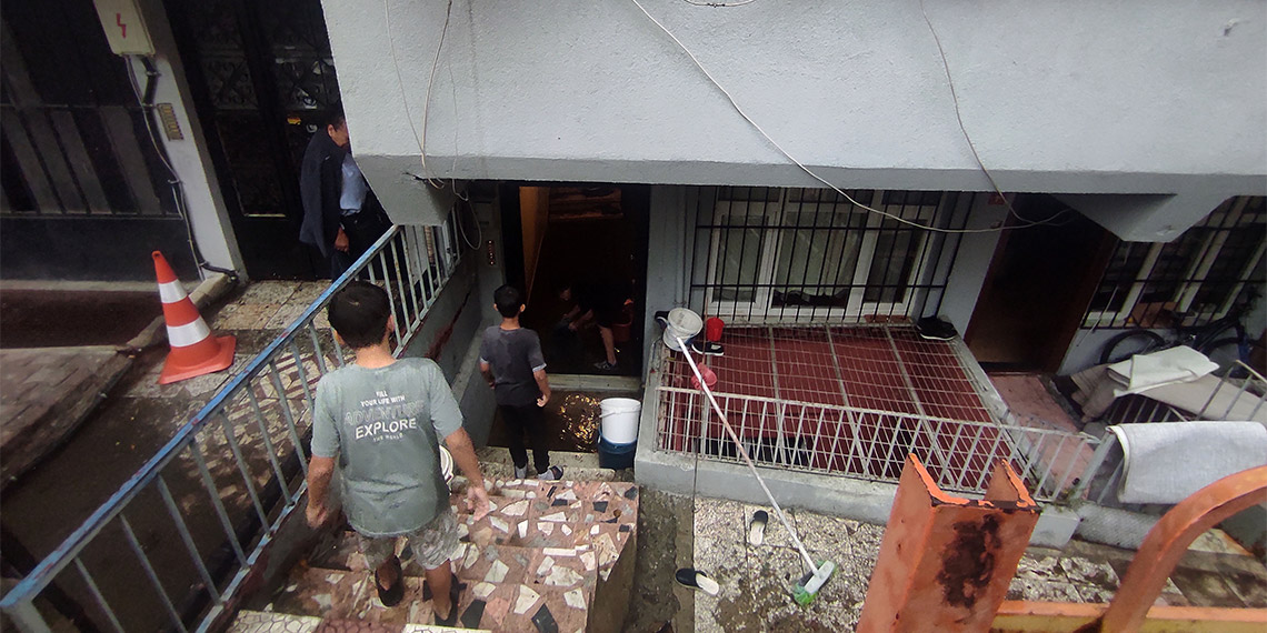 İstanbul'da etkili olan sağanak yağış sonrası birçok ev ve iş yerini su baskını yaşandı. Yağmur nedeniyle Kağıthane'de mahsur kalan anne ile çocuğunu itfaiye kurtardı.